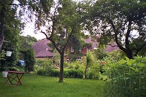 Baumgarten - das Gebäude der Alten Schule vom Garten aus